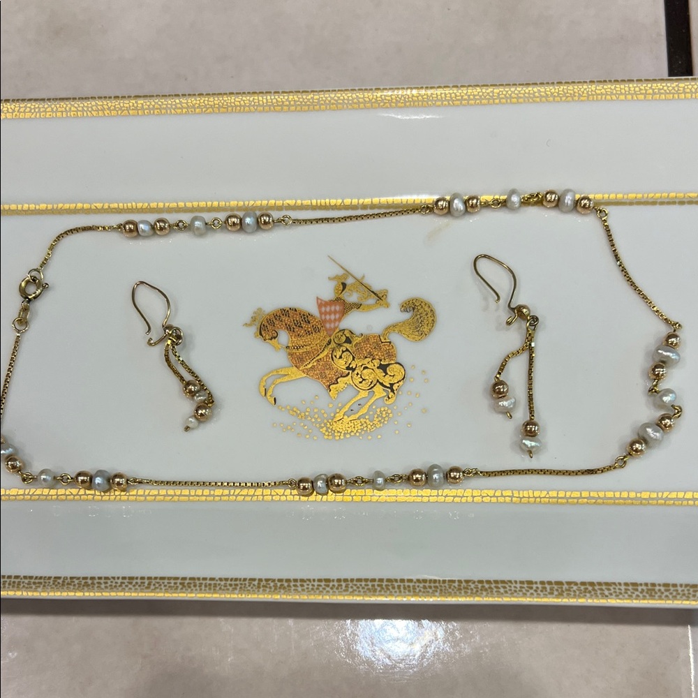 Beautiful 18k gold necklace with pearls with matching earrings